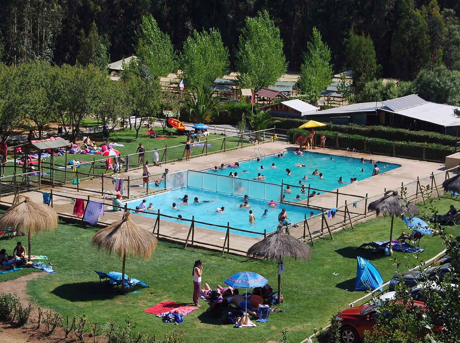 Bosque Los Perales - Piscinas y Áreas Recreativas